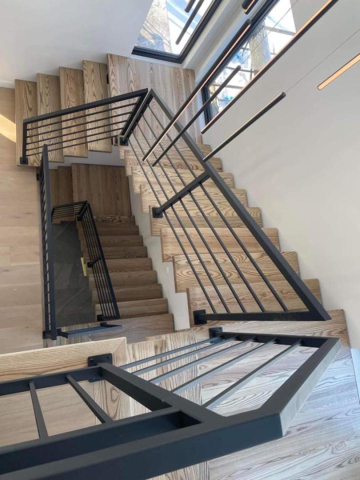 Les marches font partie intégrante des escaliers. Tout comme les contremarches, elles doivent être solides et stables pour la sécurité des occupants d’un bâtiment.