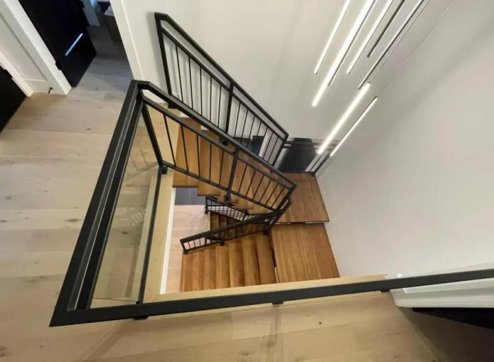Comment installer un limon d'escalier? Windsor<br>Les étapes à suivre pour installer un limon d'escalier ? Windsor<br>Guide d’installation pour limon d'escalier à Windsor